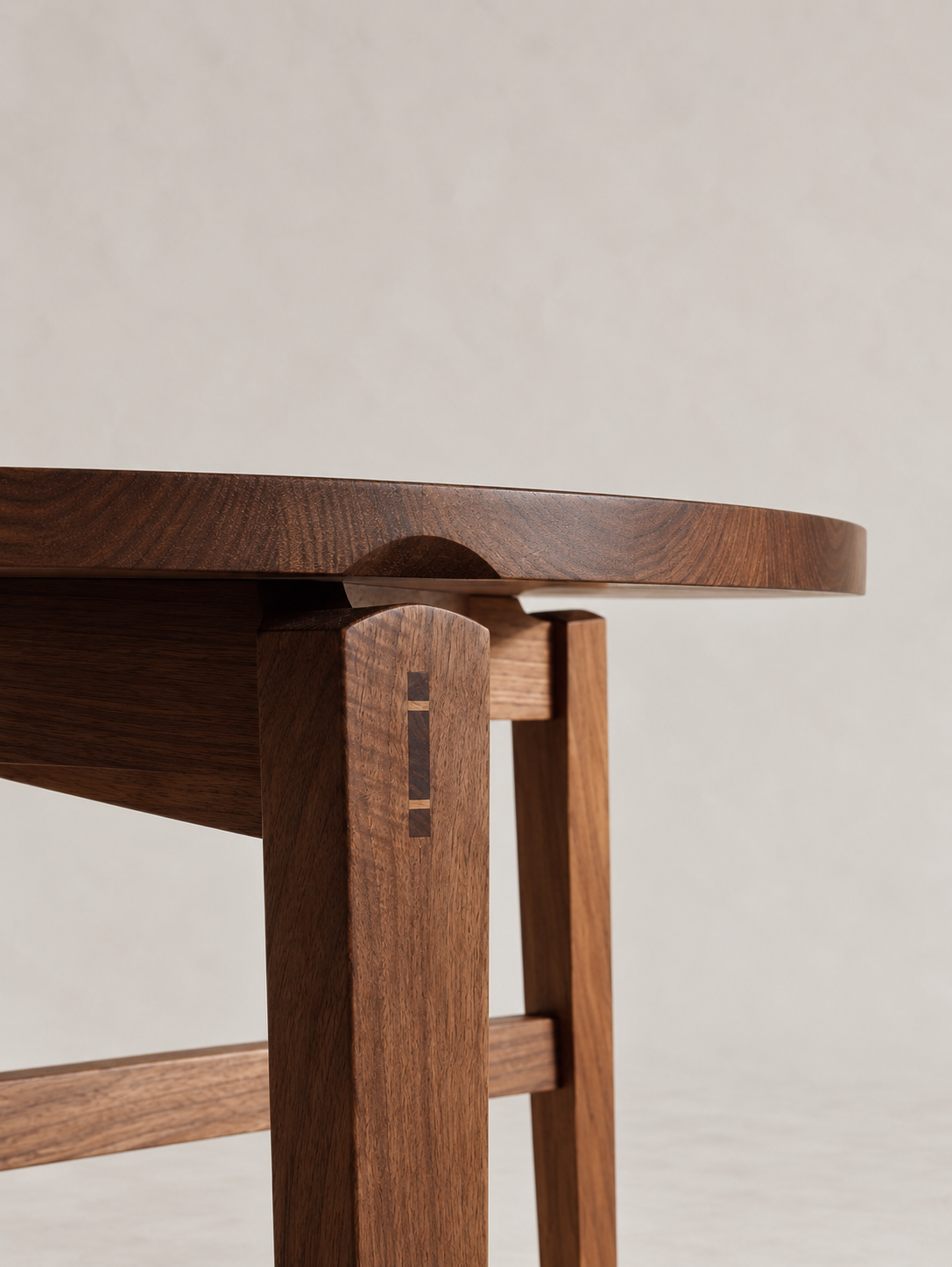 Tsiki Table leg and wedged joint beneath the circular tabletop